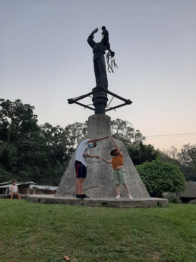 estatua De Un Volador De Papantla