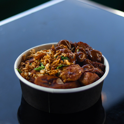 Photo n°3 de Savane & Mousson Streetfood - Le Bus à Paris (Restaurant de cuisine fusion asiatique)