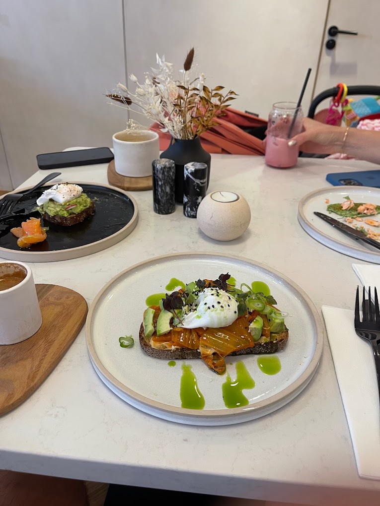 Looking for the best cafes in Mayfair? Look no further! In this post, we explore top cafes in the area, each with its own unique ambiance and delicious menu offerings. From specialty coffee shops to charming patisseries, we have got you covered. Discover the best places to indulge in some sweet treats or enjoy a leisurely breakfast in one of the most affluent areas of London. Read on to find out more. #londoncafes | Best Cafes In London | London Cafe Guide | London Food Guide #mayfair