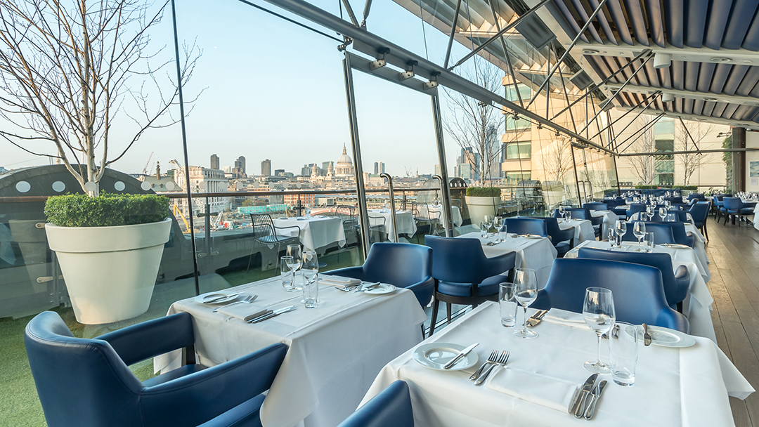 There are many food options and restaurants near the London Eye, ranging from casual grab-and-go spots to sit-down restaurants with panoramic views of the city, North and Southbank of the riverside on the Thames.