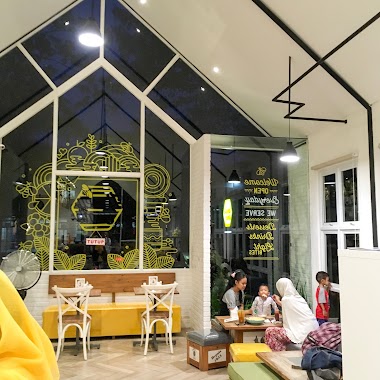 Honeycomb Cafe & Desserts Cibubur, Author: Samuel Debritto