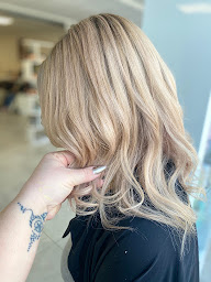 Photo n°8 de Ophélie M - Coiffeur Vannes à Vannes (Salon de manucure)