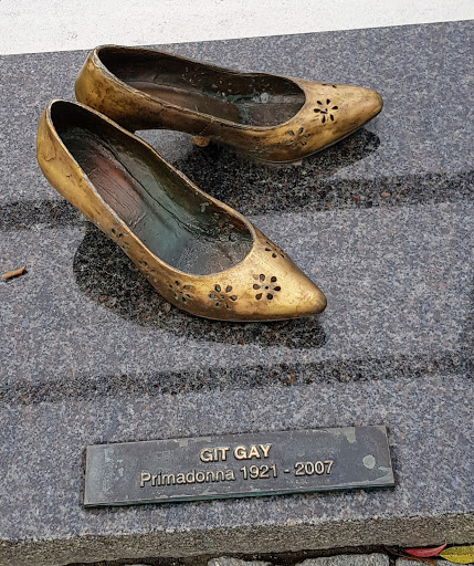 Shoes on Davidshalls Bridge - Visual