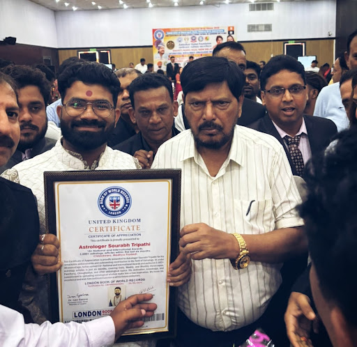 छिंदवाड़ा के ज्योतिषाचार्य पं. सौरभ त्रिपाठी ने लंदन बुक ऑफ वर्ल्ड रिकॉर्ड में दर्ज कराया नाम, दि… post image