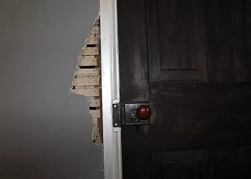 The Kissing House - Thumbnail