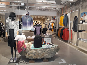 Photo n°10 de Boutique Aigle Paris Capucines à Paris (Magasin de vêtements pour jeunes)