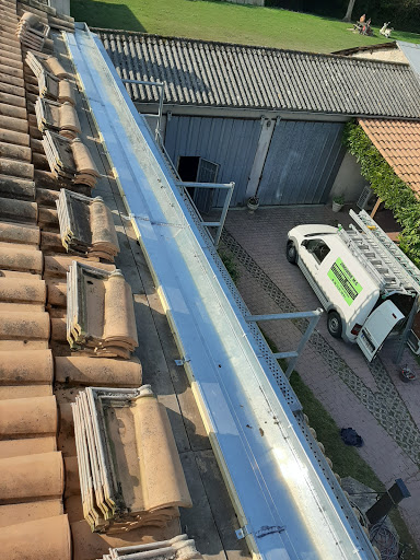 Photo de MC Zinguerie Couvreur zingueur réparation démoussage toiture pose velux Queyrac Pauillac Hourtin