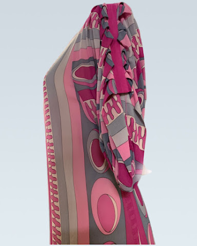 Street Doing Vintage Couture by null