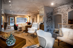Photo n°13 de BOUTIQUE NORKI - MEGEVE - Décoration d'intérieur, tapis, mobilier, plaid, coussin sur-mesure - Tapisserie d'ameublement à Megève (Tapissier décorateur)
