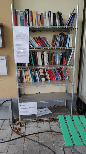 Öffentliches Bücherregal am Mitmach-Laden
