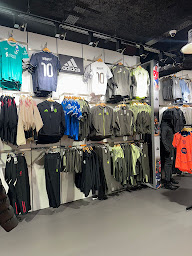 Photo n°8 de FOOT KORNER à Roubaix (Magasin d'articles de sports)