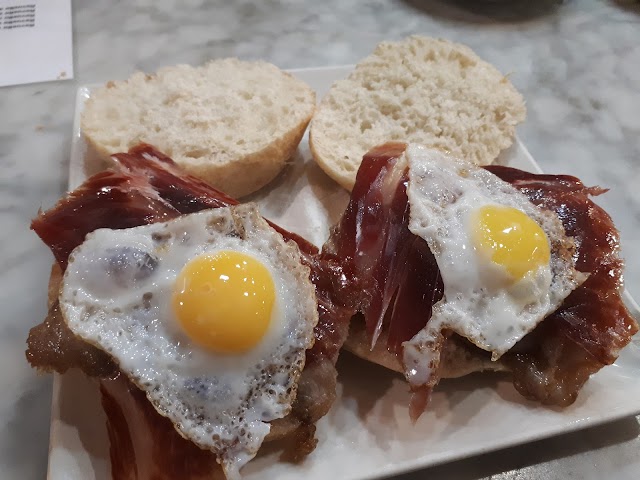 Los Claveles
