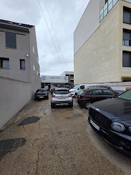 Photo n°2 de Unikcar Services à Aubervilliers (Atelier de carrosserie automobile)