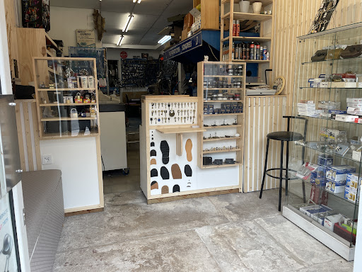 Shoe Repair Saint Antoine Services, Nghia Thanh TRAN