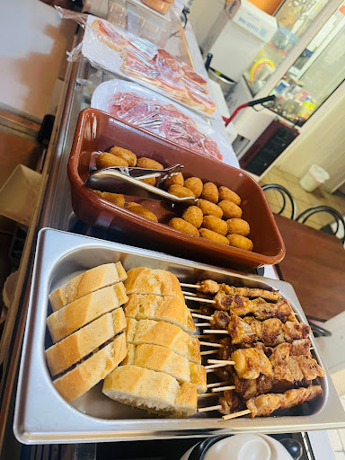 Tapas De Más - Visual