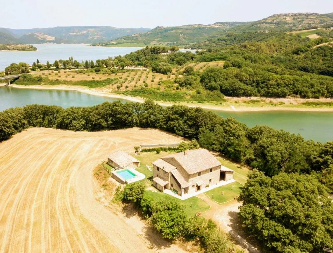 Casale al lago