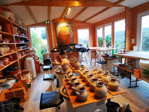 CERAMIQUES DE SOLLACARO - Centre de Formation aux Arts de la Terre Solidaires. Voir aussi Atelier "LES Z'ARTS DI PITRINA"
