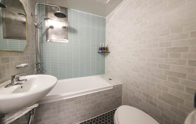 BACKPACKERS IN YEOSU by null