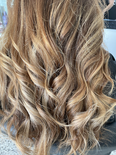 Salon Kaley/Feathered Beauty - Thumbnail
