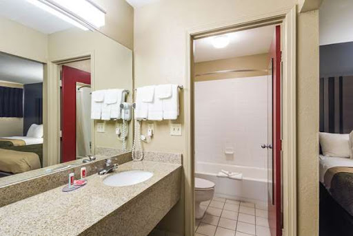 Econo Lodge Inn & Suites I-35 at Shawnee Mission - Thumbnail