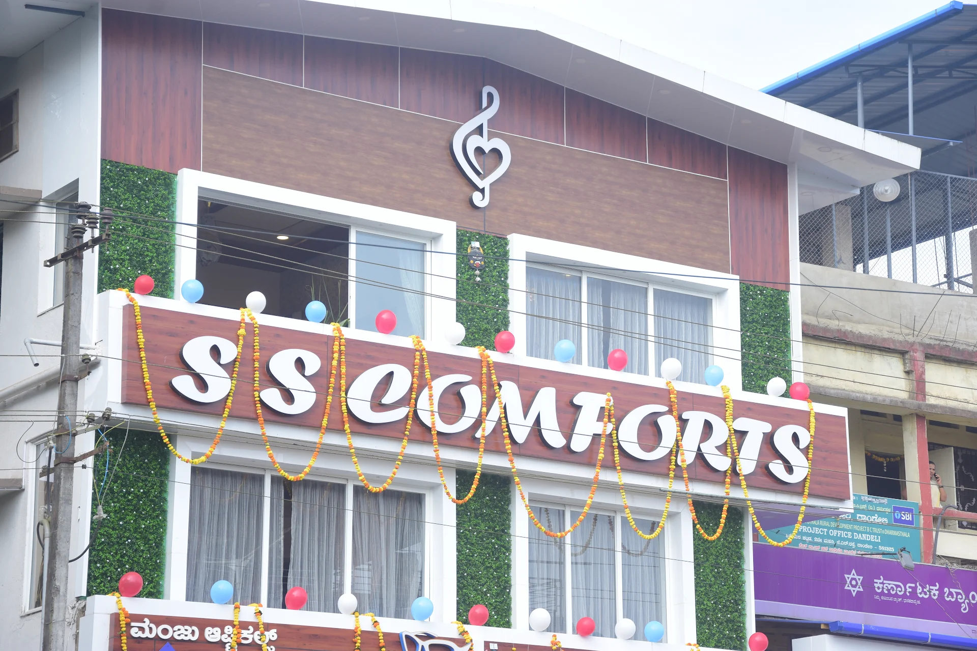 S S COMFORTS, Hotel