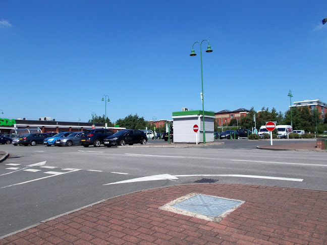 Comments and reviews of Cockhedge Retail Park Car Park