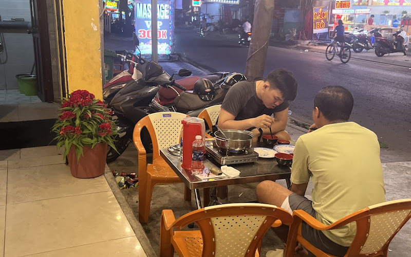 Lẩu gà lá é tao ngộ (Chicken hot pot)