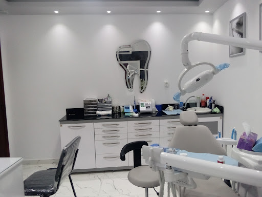عيادة دكتور احمد شاكر للاسنان 