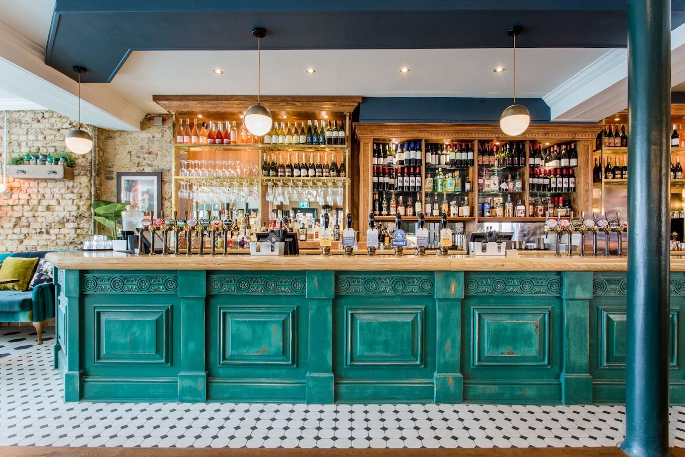 Looking for a fun night out in Putney? Discover our list of the best pubs in the area, featuring cozy traditional pubs and stylish gastropubs. Enjoy delicious food, a wide selection of drinks, and a vibrant atmosphere. Whether you're a local or just visiting, these pubs are not to be missed. #londonpubs #putney #southwestlondon #london #foodguide #pubguide | Things To Do In London | Things To Do In Putney | Best Pubs In Putney | Best London Pubs | Best Pub Lunch | Pub Sunday Roast