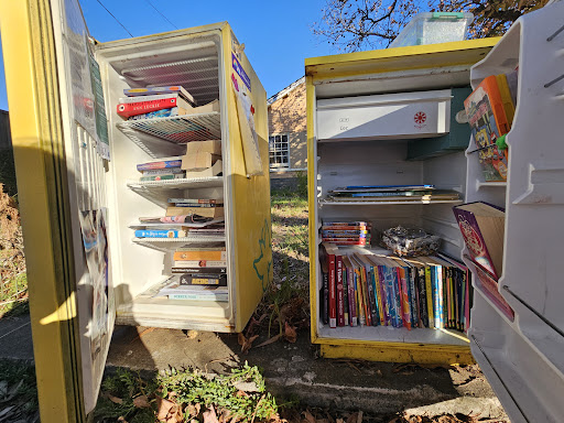 The Little Library on Lloyd st STREET Library - Thumbnail