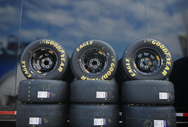 Comments and reviews of HiQ Tyres & Autocare Portslade (Thwaites MOT & Service Centre)