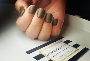 Photo n°8 de Le petit salon de L'Ongle à Six-Fours-les-Plages (Salon de manucure)
