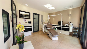 Photo n°2 de Dr Ana HENRIQUES à Morigny-Champigny (Service de blanchiment des dents)