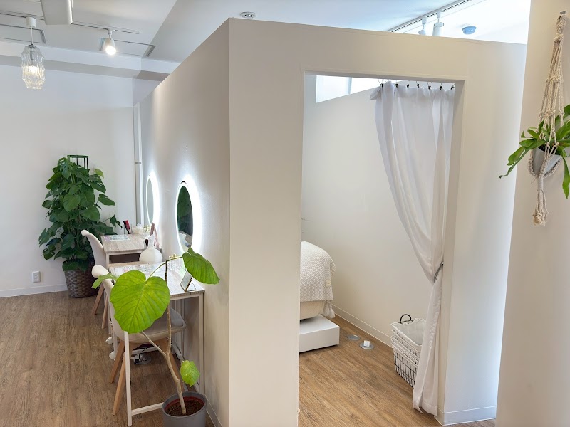 【顔肌革命 beauty&health】まつ毛/LEDエクステ/眉毛/肌改善のトータルサロン