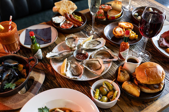 Well & Bucket by null