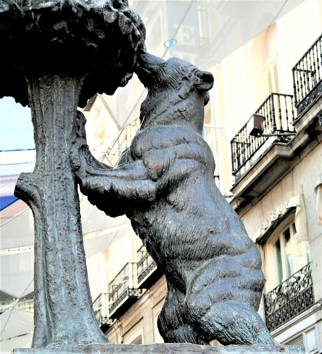 Statue of the bear and the strawberry tree
