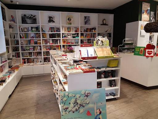 Librería En un bosque de hojas