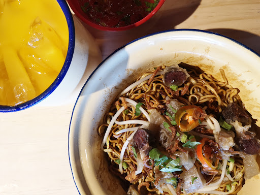 MAKAN kaw-kaw