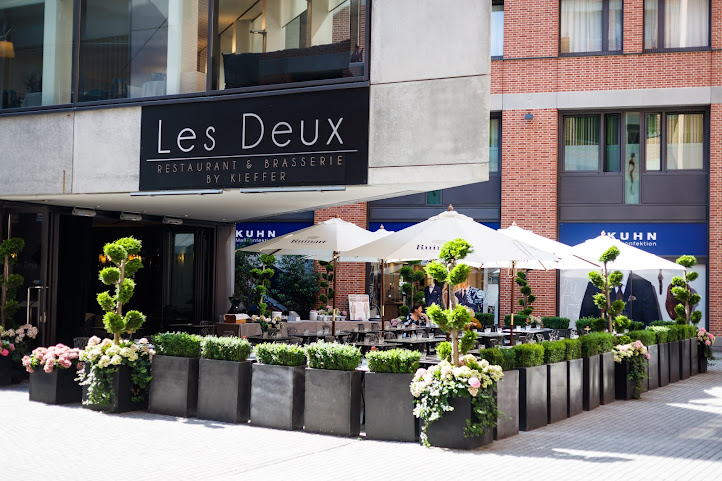 Les Deux by null