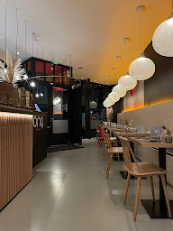 Photo n°7 de Restaurant Dong - Sushi & Poké à Laval (Restaurant japonais)