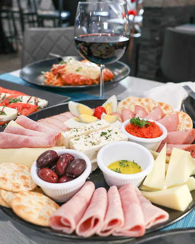 Deja Vu Restaurant & Bar by null