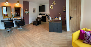 Photo n°2 de Le miroir doré à Boussois (Salon de coiffure)