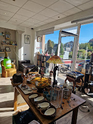 Photo n°2 de Brocante / La petite boutique à Saint-Yrieix-la-Perche (Magasin d'antiquités)