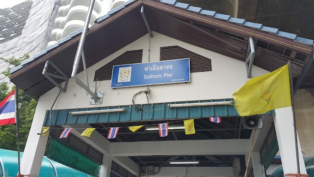 Phra Athit Express Boat Pier