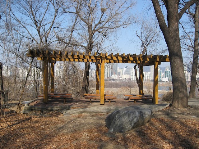 Yongbongjeong Neighborhood Park