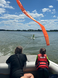 Photo n°1 de Sanguinet Wake School / Lac de Biscarrosse / Wakeboard, ski nautique et bouée tractée à Sanguinet (Service de ski nautique)