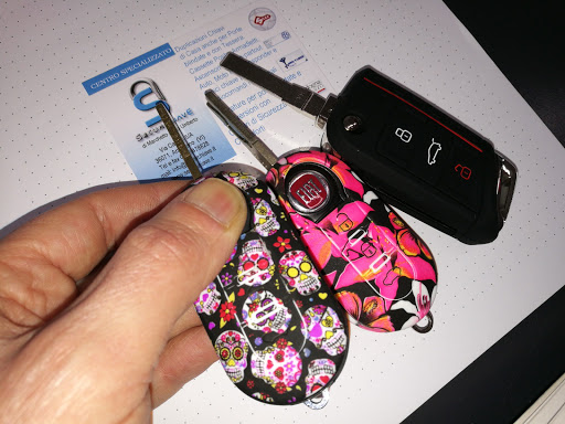 Securchiave duplicazioni chiavi e serrature porte blindate casseforti radiocomandi Gallery - Italy