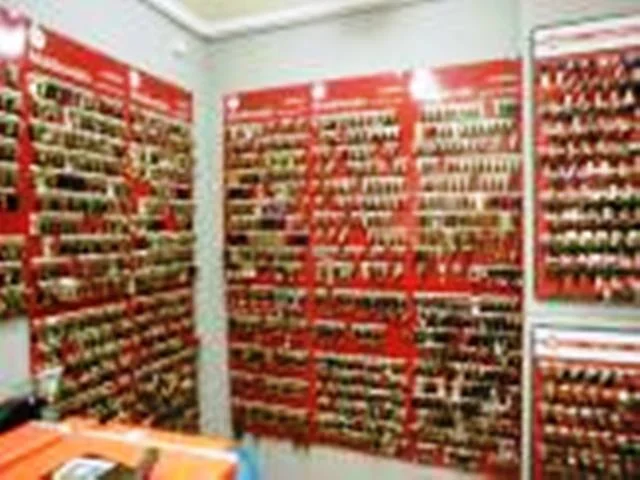 MIRAN LA CLAU - Ferretería - Duplicado de llaves para coches, motos, etc. photo
