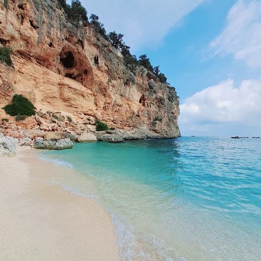 Fuorirotta Charter Santa Maria Navarrese - ESCURSIONI in BARCA con PRANZO A BORDO nel Golfo di Orosei, Cala Mariolu Sardegna - Thumbnail