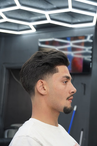THE MOTION BARBERSHOP by null